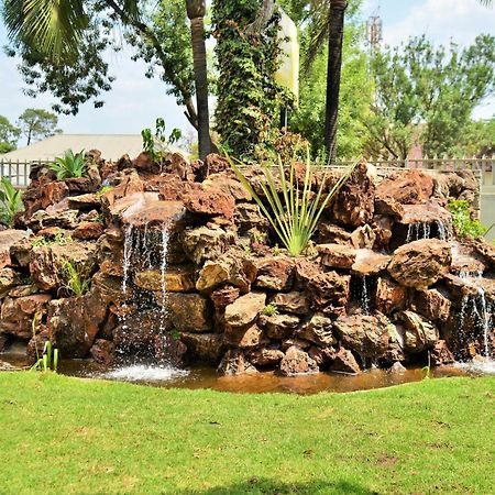 Cresta Oasis Hotel Harare Exterior foto