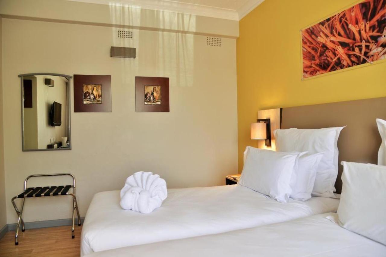 Cresta Oasis Hotel Harare Exterior foto
