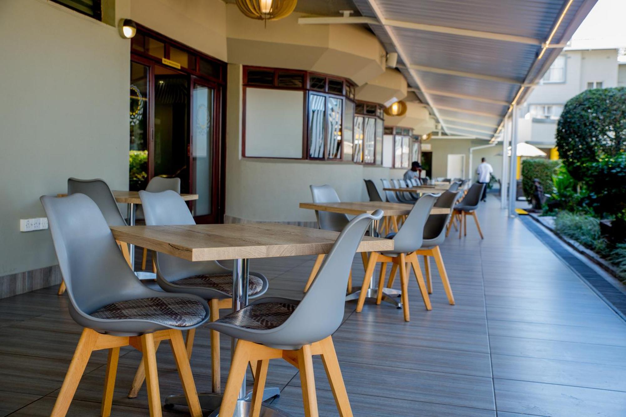 Cresta Oasis Hotel Harare Exterior foto
