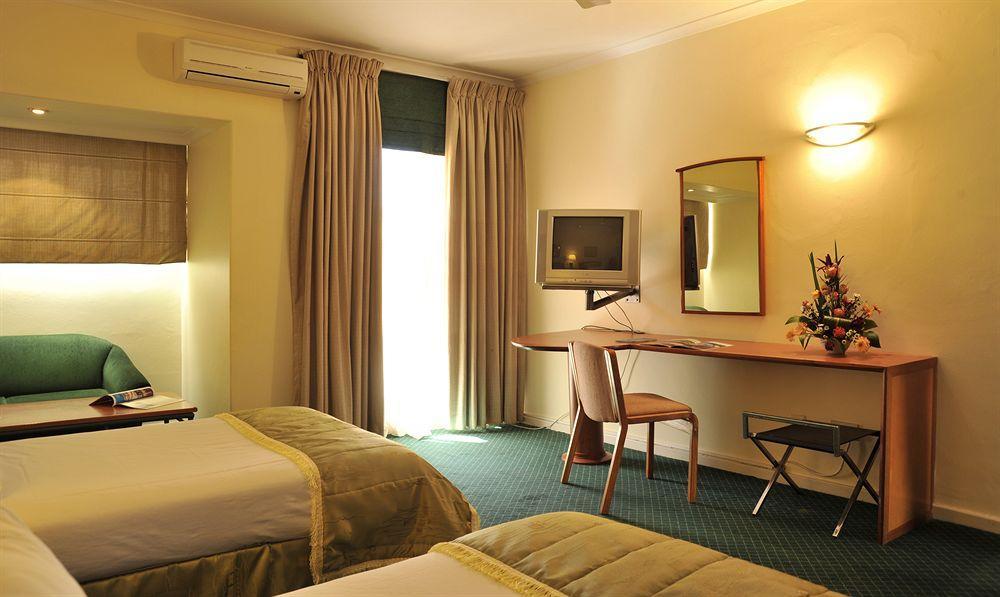 Cresta Oasis Hotel Harare Exterior foto